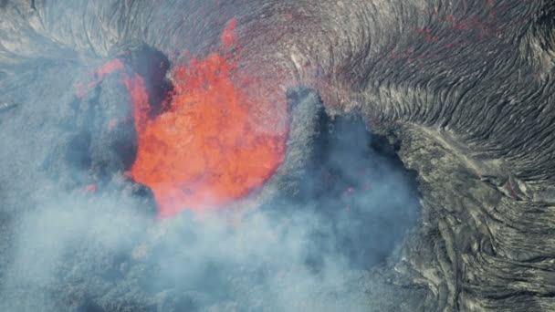 Vista aérea magma caliente que fluye de la corteza terrestre — Vídeo de stock