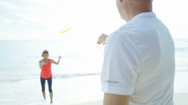Gammal make hustru njuter av pension på stranden Bahamas — Stockvideo