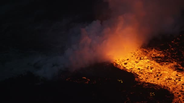 Vista aerea rossa lava calda versando nel Pacifico — Video Stock