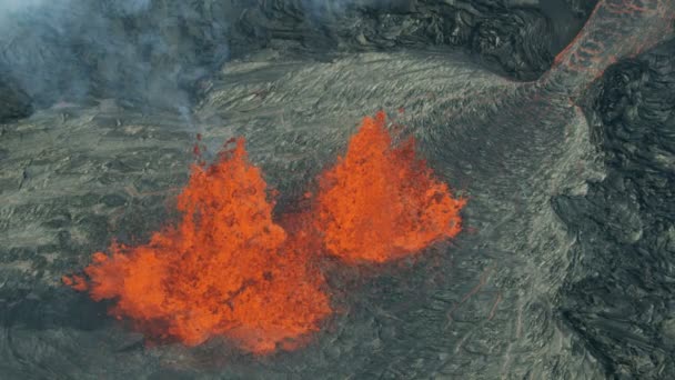 Luchtfoto van natuurlijke rode hete lava stroomt — Stockvideo