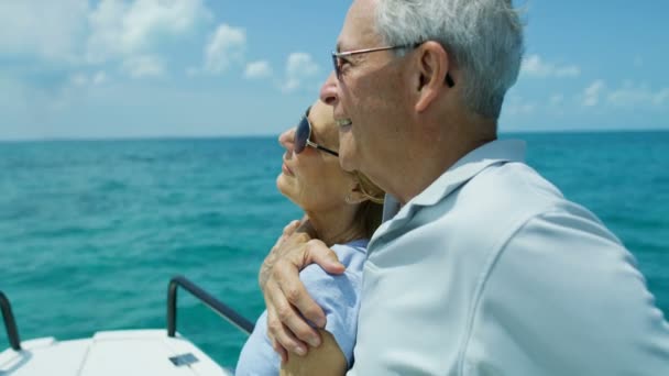 Saludable senior caucásico pareja vela océano contenido al aire libre — Vídeos de Stock