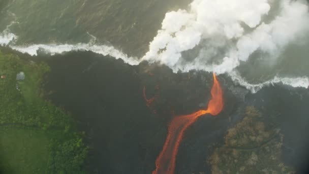 Vista aérea lava derretida derramando no oceano Pacífico — Vídeo de Stock
