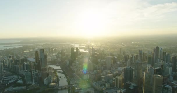 Letecký výhled na západ slunce Melbourne cityscape s řekou Yarra — Stock video