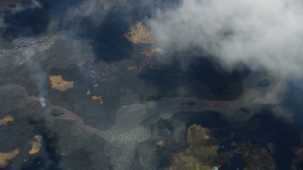 空中景观活跃的熔岩流在移动，造成破坏 — 图库视频影像