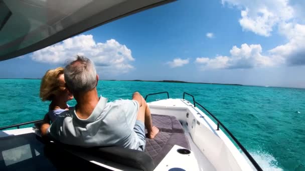 Aktív nyugdíjas kaukázusi pár vitorláson szabadban Bahama-szigetek — Stock videók
