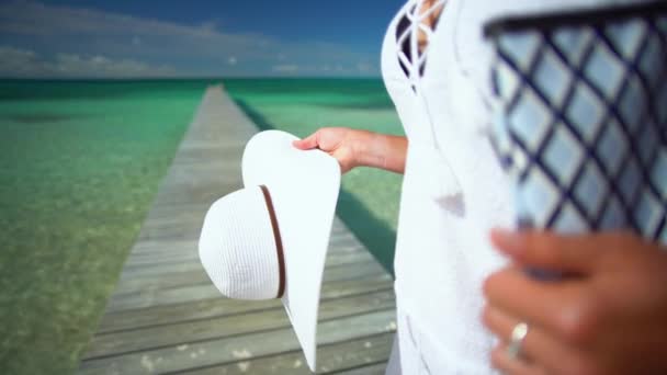 Gyönyörű lány fehér kalapban a mólón Bahamákon — Stock videók