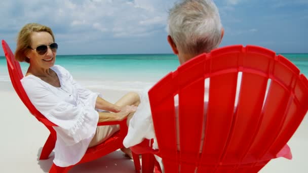 Couple de personnes âgées en bonne santé se détendre sur la plage Bahamas — Video