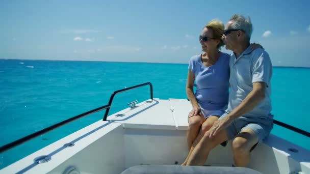 Beztroska para emerytów o wycieczkę jachtem na zewnątrz Bahamy — Wideo stockowe