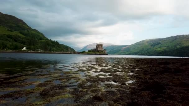Vista Eilean Donan Castelo do século XIII Terras Altas Escocesas — Vídeo de Stock