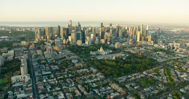 Letecký pohled východ slunce nad mrakodrapy Melbourne CBD Austrálie — Stock video