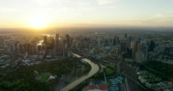 Vista aérea da paisagem urbana horizonte da cidade de Melbourne ao pôr do sol — Vídeo de Stock
