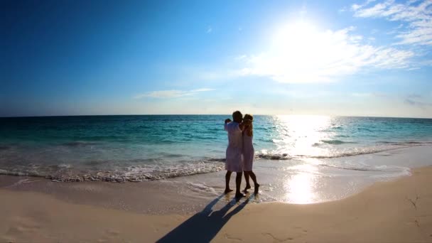 Silhouette eines reifen Paares tanzt am Strand der Bahamas — Stockvideo