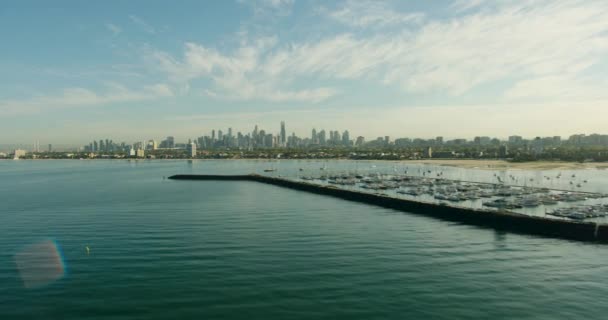 Luchtfoto zonsopgang uitzicht Port Phillip Bay Melbourne CBD — Stockvideo