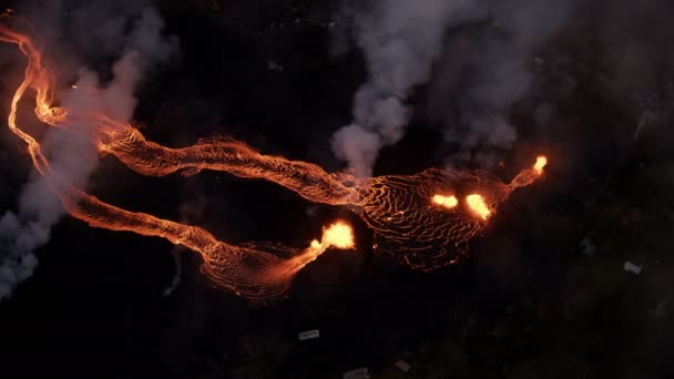Vulkanische Risse aus der Luft, die Lava ausströmen lassen — Stockvideo