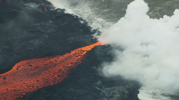 Vista aérea quente lava oceano vapor crescente Havaí — Vídeo de Stock