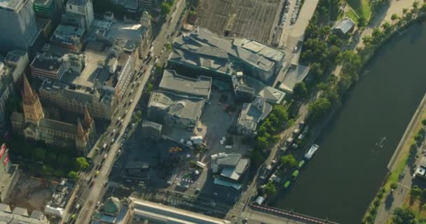 Aerial Sunrise View dojeżdżających pojazdów Federation Square Melbourne — Wideo stockowe