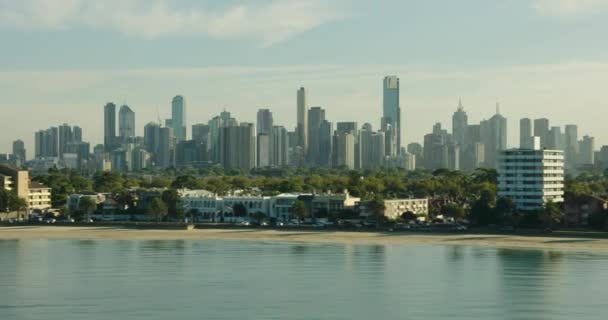 Luchtfoto zonsopgang uitzicht Albert Park Melbourne stad skyline — Stockvideo