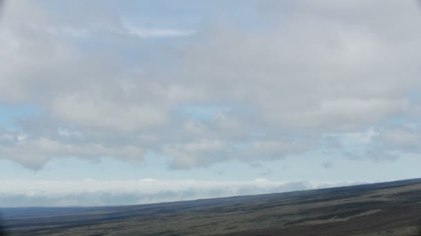 Letecký pohled láva rock láva rozlití Mauna Kea sopka — Stock video