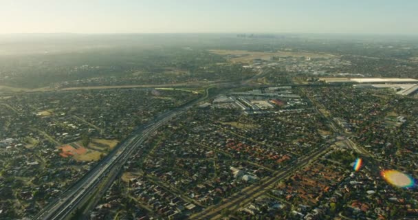 Flygfoto soluppgång vy Melbourne förort med Essendon flygplats — Stockvideo
