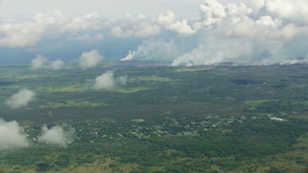 Légi kilátás Hawaii nyílt hasadék vulkanikus tevékenység Kilauea — Stock videók