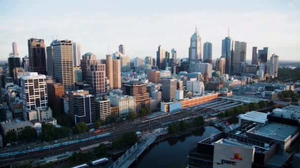 Dojeżdżający pociąg czas upływa Flinders Street Station Melbourne — Wideo stockowe