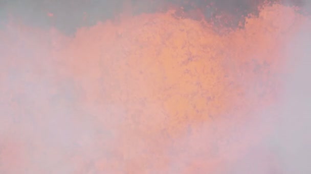 Etkin yanardağın zehirli gazlarının hava görüntüsü. — Stok video