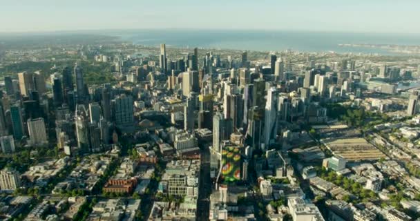 Vista aérea Melbourne CBD rascacielos comerciales al amanecer — Vídeo de stock