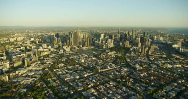 Vista aérea al atardecer comunidad residencial norte de Melbourne — Vídeo de stock