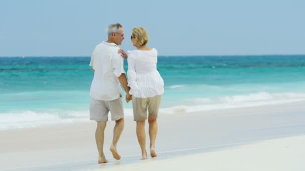 Boldog férfi és női idősek a Bahamákon — Stock videók