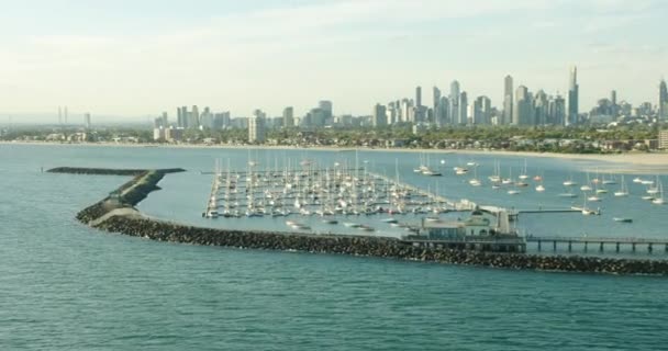 Вид з повітряного заходу St Kilda Pier marina Melbourne — стокове відео