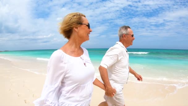 Man en vrouw senioren ontspannen op het strand Bahama 's — Stockvideo