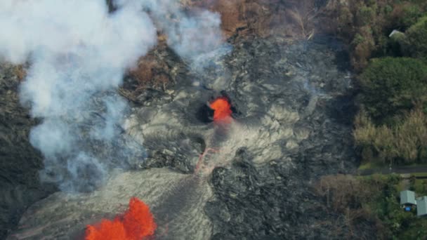 Luftaufnahme glühend heiße geschmolzene Lava ausbrechender Vulkan — Stockvideo