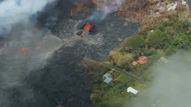 Aérea de lava volcánica destruyendo paisaje Kilauea Hawaii — Vídeos de Stock