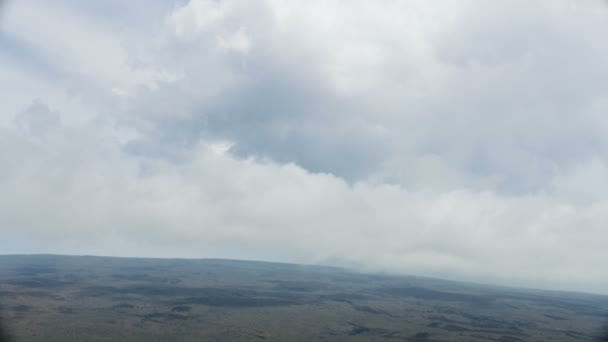 Flygfoto lavautsläpp från närliggande Mauna Kea vulkan — Stockvideo