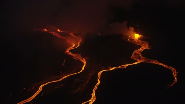 Vista aérea lava quente vermelha derramando no Pacífico — Vídeo de Stock