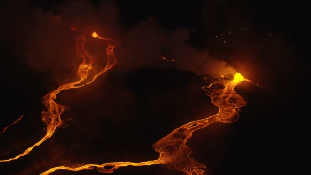 Vista aerea rossa lava calda versando nel Pacifico — Video Stock