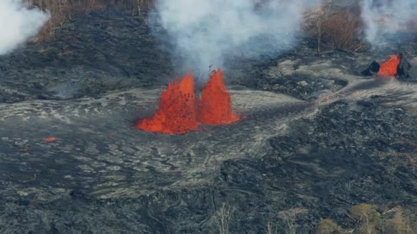 Vista aérea de fissuras em erupção rocha de lava líquida — Vídeo de Stock