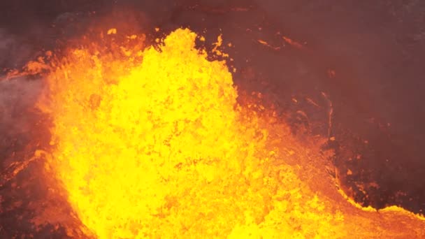Εναέρια έκρηξη ηφαιστείου που εκπέμπει δηλητηριώδη αέρια στην ατμόσφαιρα — Αρχείο Βίντεο