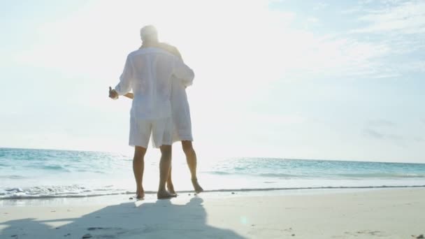 Aposentado casal caucasiano dançando na praia de férias Bahamas — Vídeo de Stock