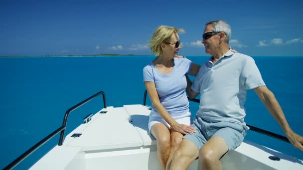 Jubilado americano senior caucásico pareja vela Caribe océano — Vídeos de Stock