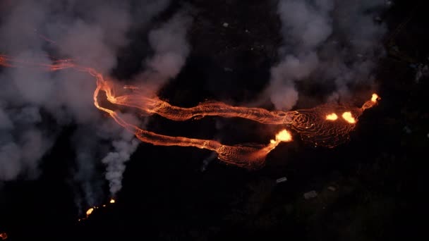 Flüsse aus der Luft mit strömendem glühendem Magma — Stockvideo