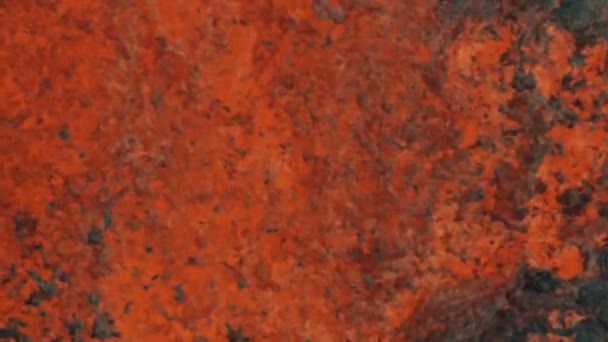 Luftaufnahme eines aktiven Vulkans, der glühendes Magma ausbricht — Stockvideo