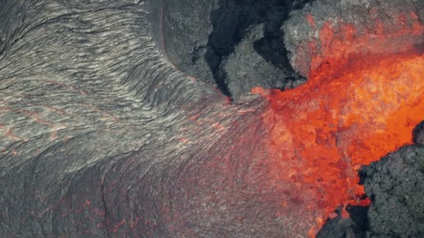 Luchtfoto rood hete gesmolten lava uitbarsting vulkaan — Stockvideo