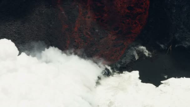 Vista aérea magma vulcânico a vapor tóxico Oceano Pacífico — Vídeo de Stock