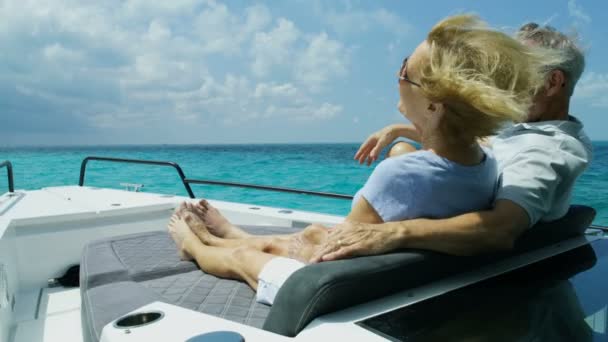 Amante casal americano sênior vela iate de luxo Bahamas — Vídeo de Stock