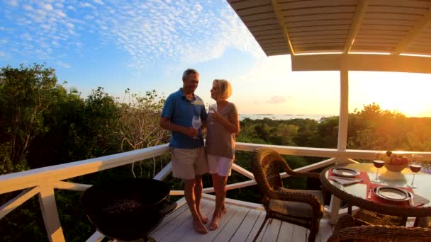 Amantes ancianos caucásicos celebran aniversario al atardecer Bahamas — Vídeo de stock