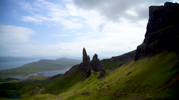 Scotlands Old Man of Storr rock pinnacles UK — стокове відео