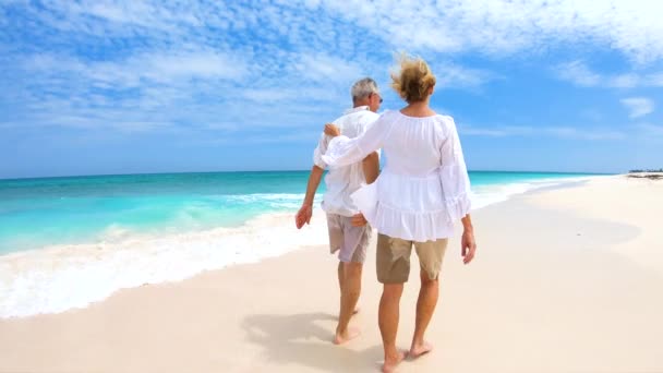 Volwassen paar genieten van pensioen wandelen op het strand Bahama 's — Stockvideo