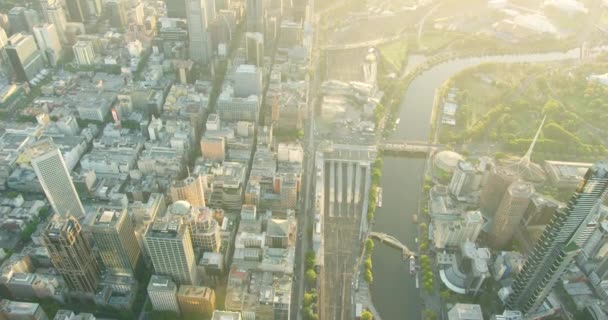 Luftaufnahme bei Sonnenaufgang Flinders Street Station Melbourne — Stockvideo