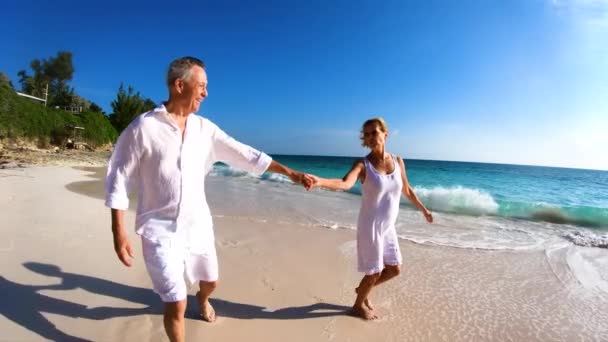 引退した白人カップルはバハマの屋外ビーチで踊る — ストック動画